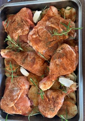 Rozmaringos fokhagymás sült csirkecomb tepsiben sült burgonyával recept fotója
