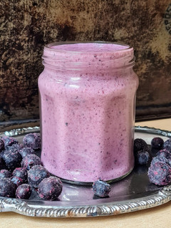 Una foto de Mi yogur natural enriquecido y casero, con arándanos 🫐 Blueberry yogurt