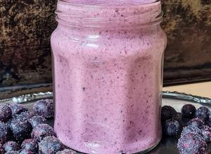 Una foto de Mi yogur natural enriquecido y casero, con arándanos 🫐 Blueberry yogurt
