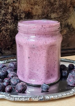 Una foto de Mi yogur natural enriquecido y casero, con arándanos 🫐 Blueberry yogurt