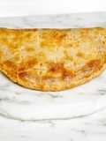 Empanada de hojaldre rellena de salsa boloñesa y queso 🧀