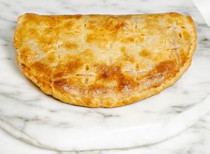 Foto principal de Empanada de hojaldre rellena de salsa boloñesa y queso 🧀