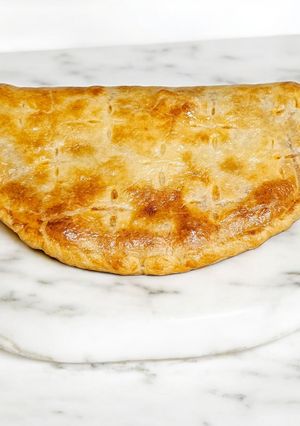 Una foto de Empanada de hojaldre rellena de salsa boloñesa y queso 🧀