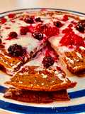 Torta pancakes al cioccolato con topping ai frutti di bosco