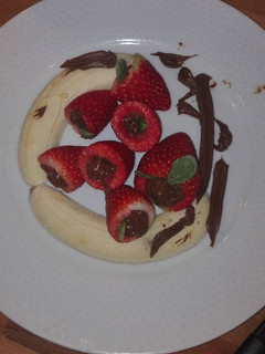 Una foto de Fresas rellenas de chocolate con plátano