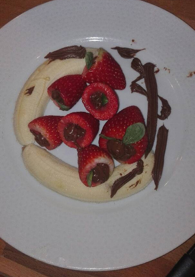 Una foto de Fresas rellenas de chocolate con plátano