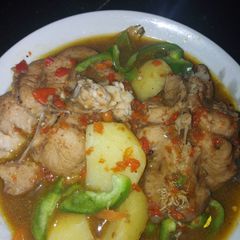 A picture of Cat fish and potato's pepper soup.