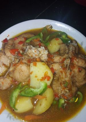 A picture of Cat fish and potato's pepper soup.