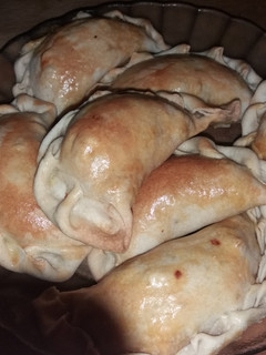 Una foto de Empanadas de pollo al horno económicas y riquísimas😍