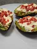 Aguacates rellenos de gambas y surimi, con jamón