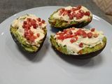 Aguacates rellenos de gambas y surimi, con jamón
