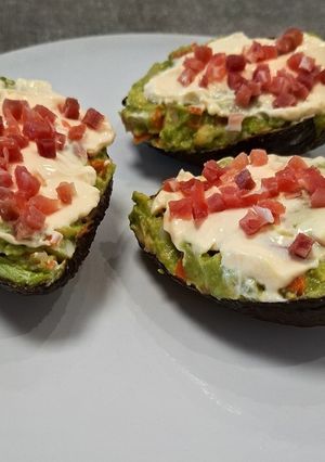 Una foto de Aguacates rellenos de gambas y surimi, con jamón