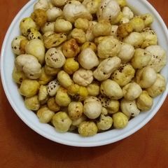 A picture of Rosted makhana.