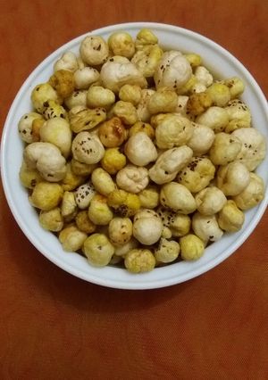 A picture of Rosted makhana.