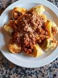 Capeletis con salsa boloñesa