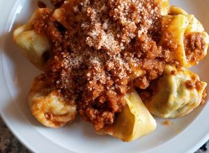 Una foto de Capeletis con salsa boloñesa
