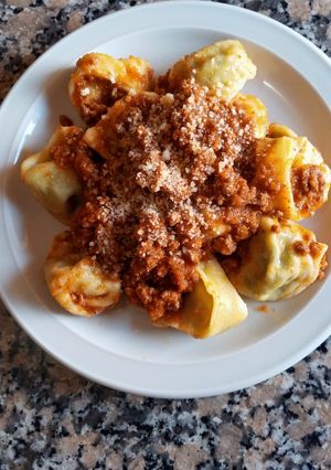 Una foto de Capeletis con salsa boloñesa