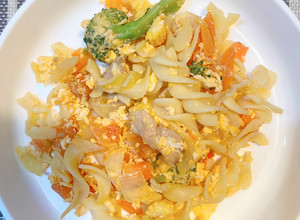 รูปของ มักกะโรนีหมูผัดไข่ เบบี๋ blw
