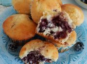 Una foto di muffin alle more