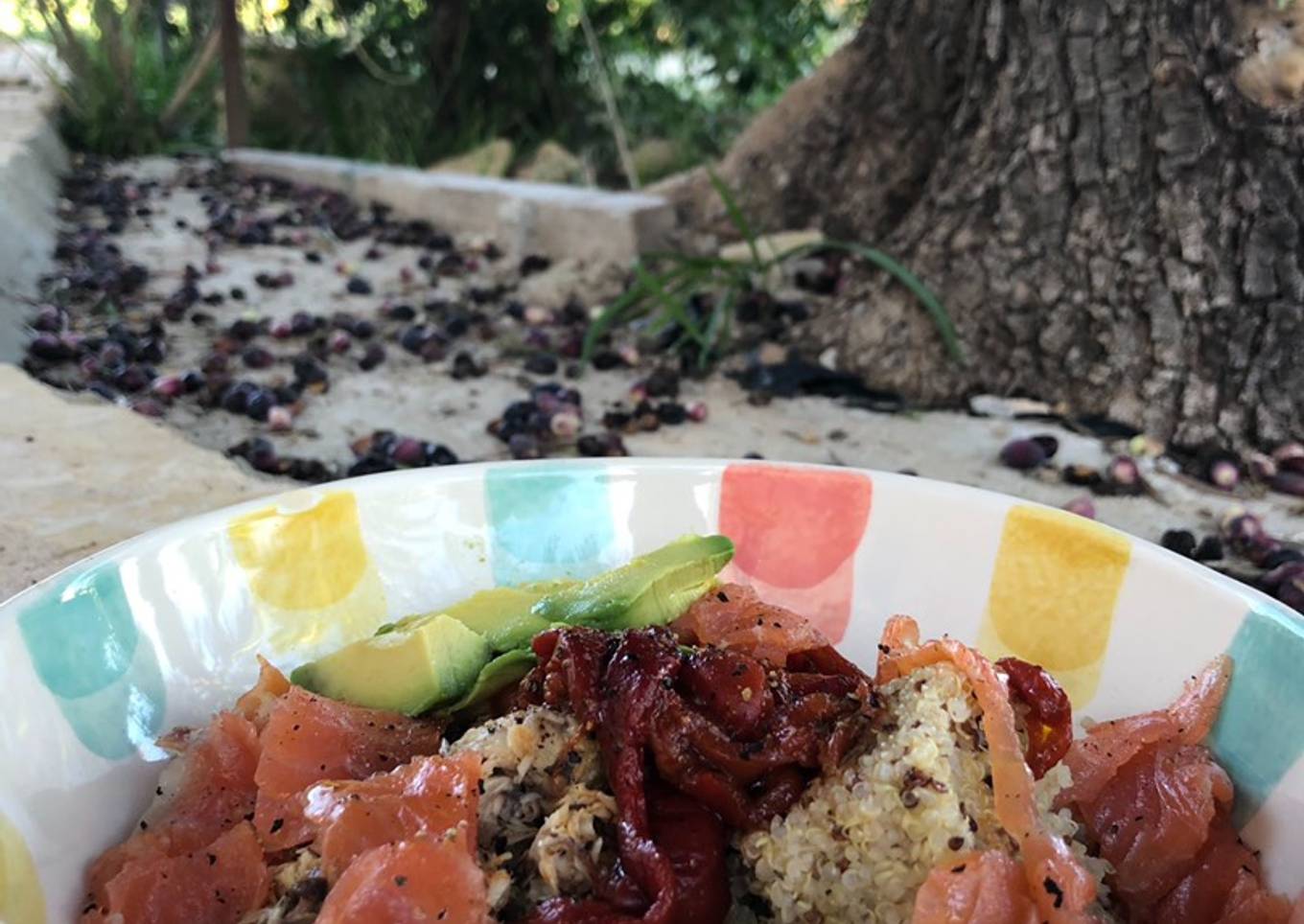 Ensalada de quinoa con salmón y pimientos confitados