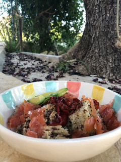 Una foto de Ensalada de quinoa con salmón y pimientos confitados