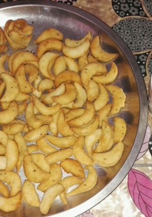 A picture of Moon shape mathri.