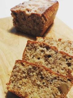 Una foto de Bizcocho con nueces y manzana