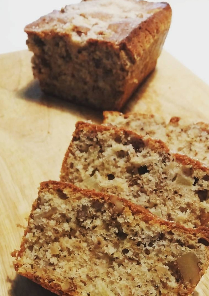 Una foto de Bizcocho con nueces y manzana