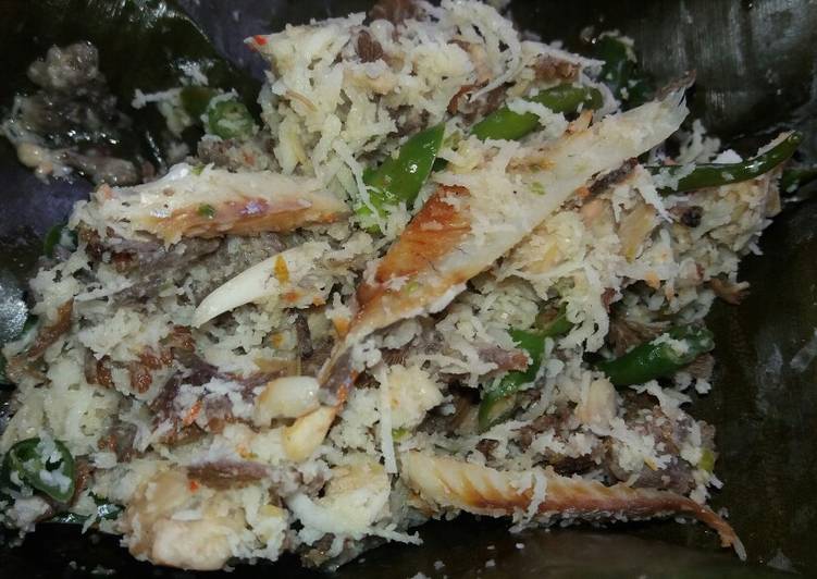 Bothok jamur grigit, tempe dan ikan asin