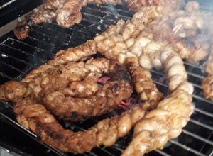 Una foto de Chunchules a las brasas con harina tostadas y Merkén