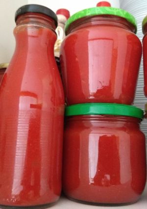 Una foto de Salsa de tomate (para conserva) en olla lenta