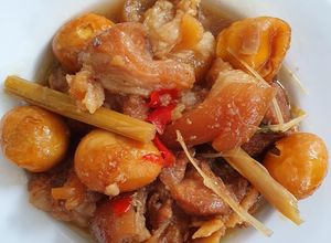 Hình của món Thịt chân giò kho sả trứng cút.