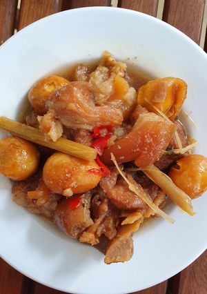 Hình của món Thịt chân giò kho sả trứng cút.