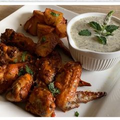 Tandoori chicken wings with potatoes A picture of Tandoori chicken wings with potatoes.