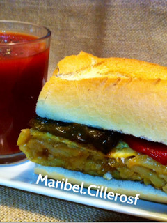 Foto principal de Bocadillo de tortilla Española con pimientos fritos+Zumo de tomate