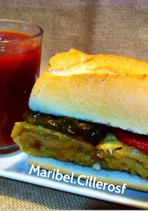 Foto principal de Bocadillo de tortilla Española con pimientos fritos+Zumo de tomate
