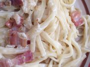 Una foto de tallarines con tocino