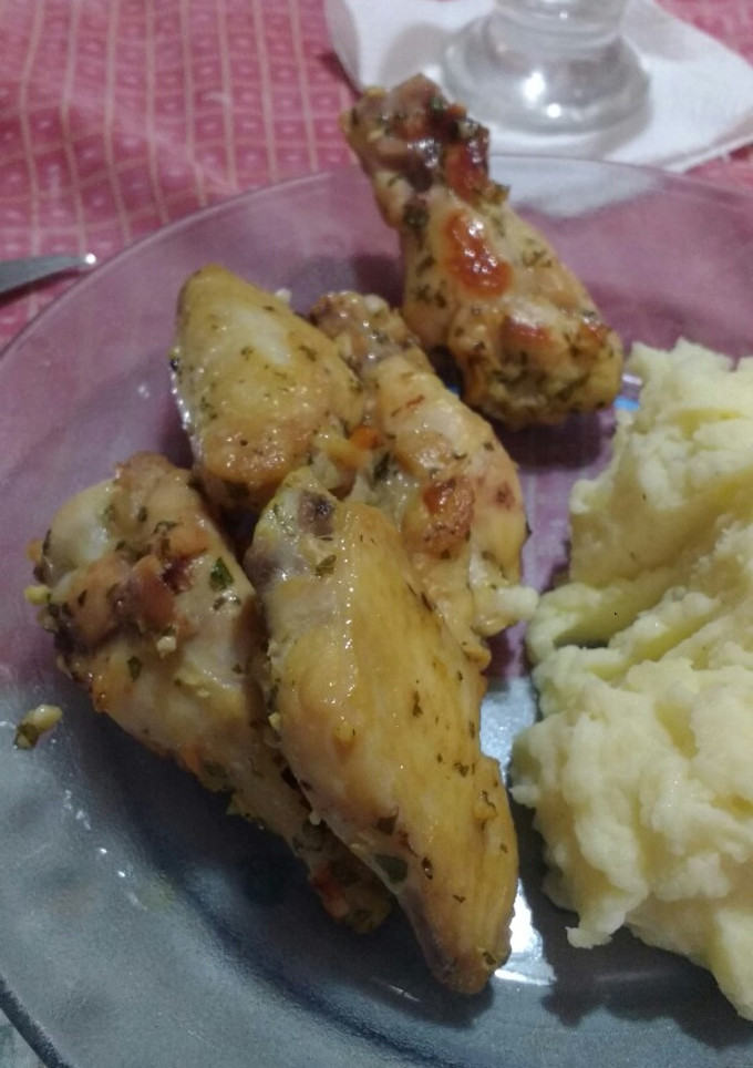 Una foto de Alitas de pollo con ajo