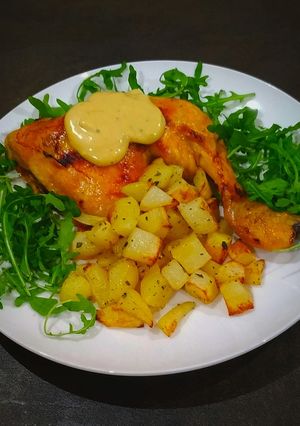 Foto di Cosce di pollo al forno con patate e salsa alla senape