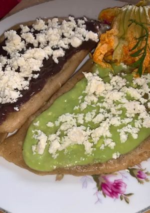 Una foto de Quesadillas de flor de calabaza