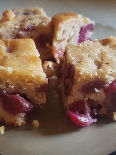 Cseresznyés bögrés süti recept fotója