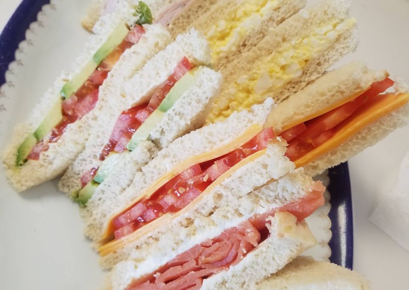 Macam macam sandwich smoke salmon,mayo telur,alpukat,cheese