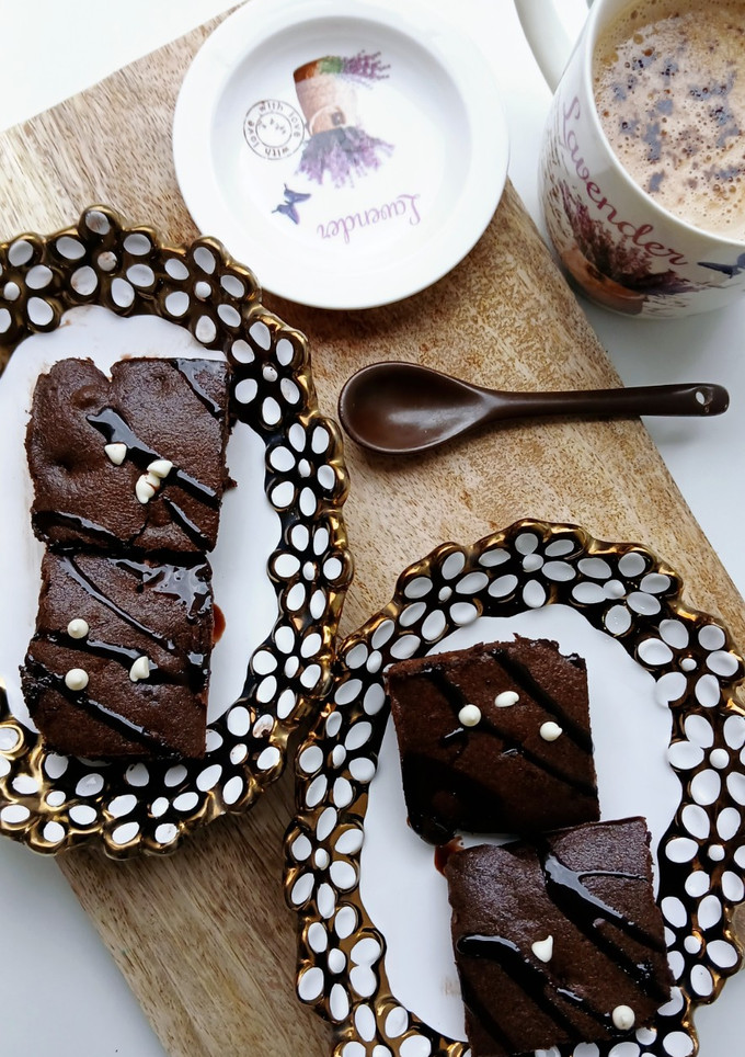 A picture of Ragi Flour Cocoa Brownie with Mocha.