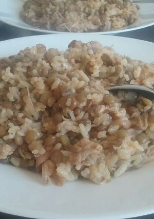 Una foto de Arroz con pollo y lentejas