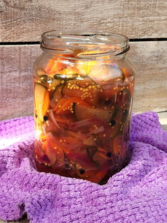 Una foto de 🥒🥕🧅 Conserva de pepino, zanahoria y cebolla morada en vinagre agridulces 🧅🥕🥒
