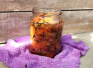 Una foto de 🥒🥕🧅 Conserva de pepino, zanahoria y cebolla morada en vinagre agridulces 🧅🥕🥒