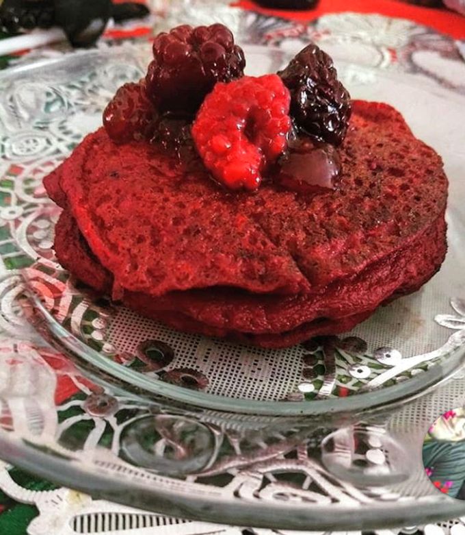 Una foto de Hot cakes de betabel🌱🍓