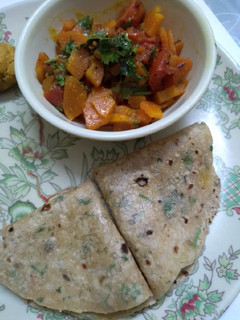કોથમીર લસણ અને મિક્સ હર્બ રોટી (Kothmir Lasan Mix Herbs Roti Recipe In Gujarati) રેસીપી મુખ્ય ફોટો