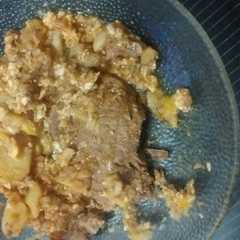 Una foto de Carne con papas y huevo