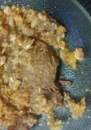 Una foto de Carne con papas y huevo